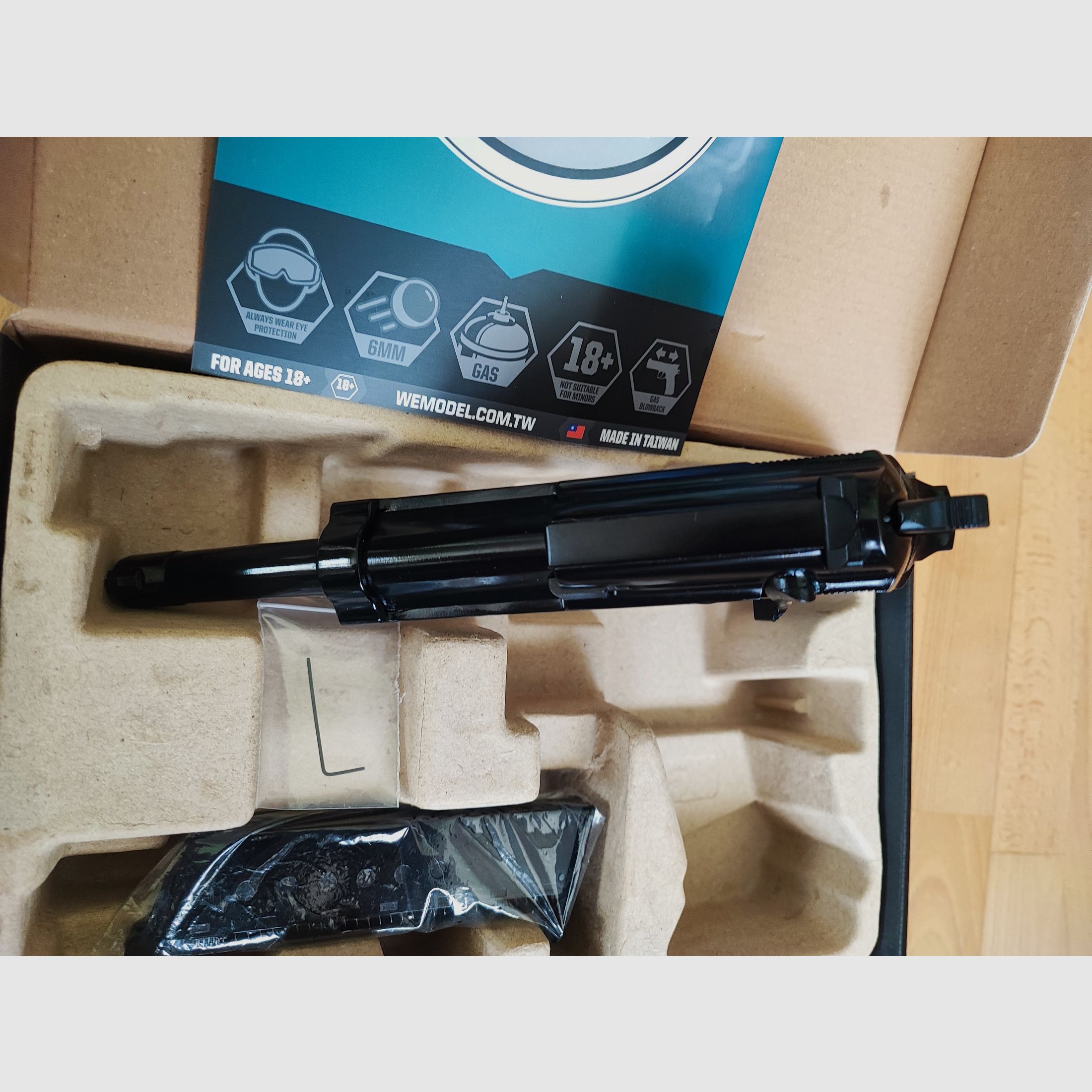 WE P38 Full Metall GBB Airsoft Gun WW2 plus Zubehör