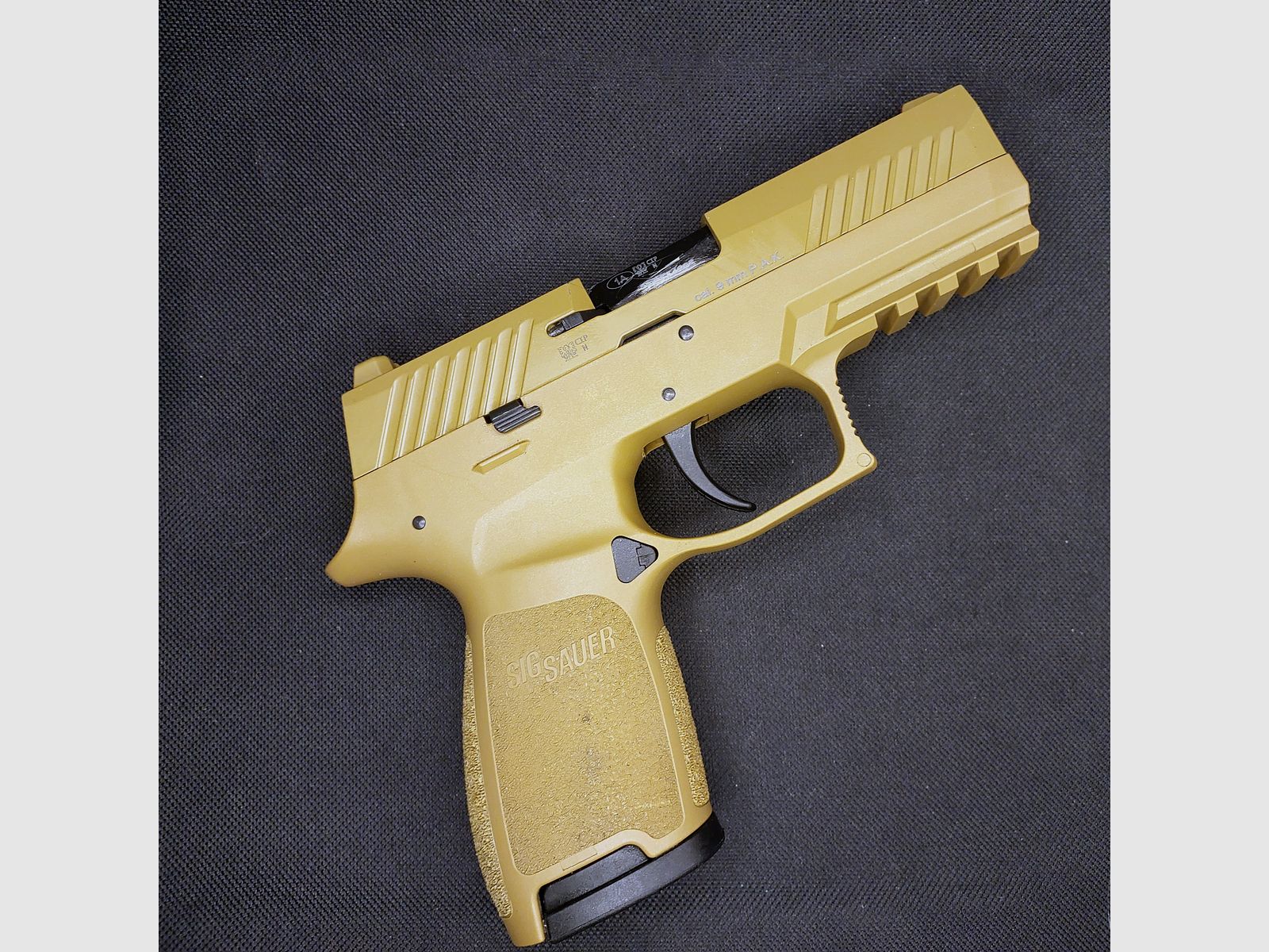 Sig Sauer P320 Schreckschusspistole im Kaliber 9 mm P.A.K. in der Tan / Dark Earth im originalen SIG-Koffer (PTB 1038)