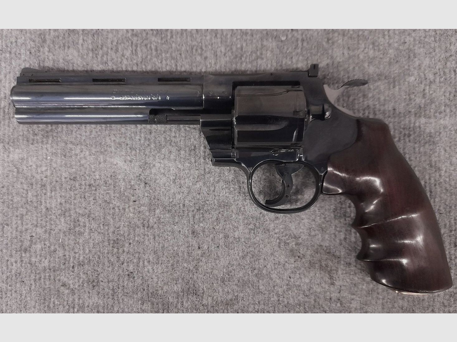 Colt Python schwarz Revolver 357Mag - Klassiker mit Sondergriffschalen