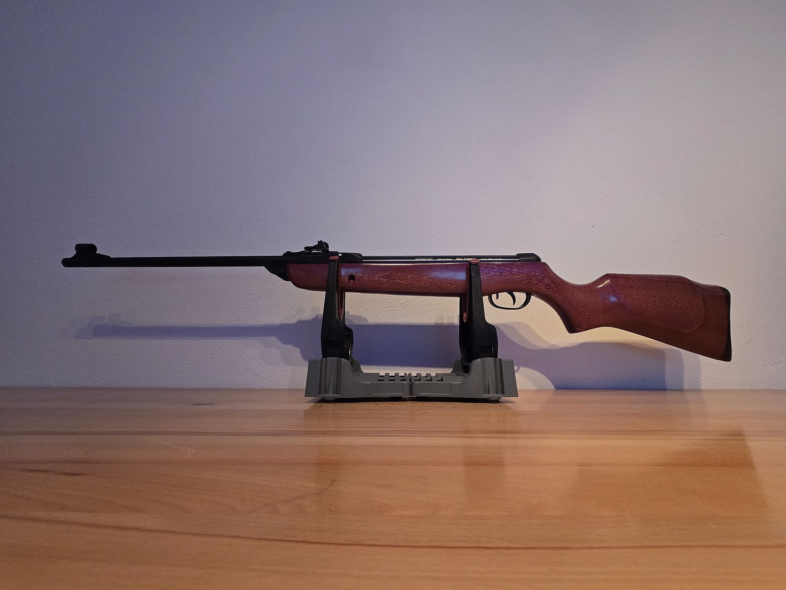 Carabina de aire comprimido GAMO MULTISHOT 8 disparos, con mira abierta en calibre 4,5 mm con 4 cargadores