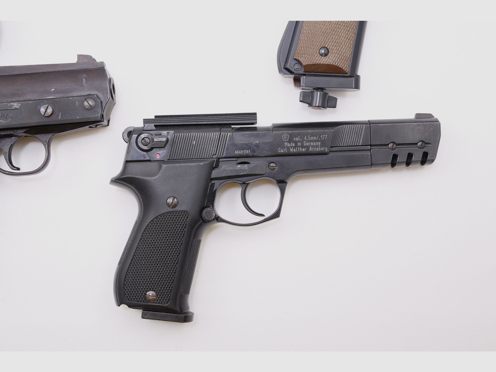 Conjunto de pistolas de aire y pistolas de fogueo Walther CP88 Daisy Powerline Record Brixia