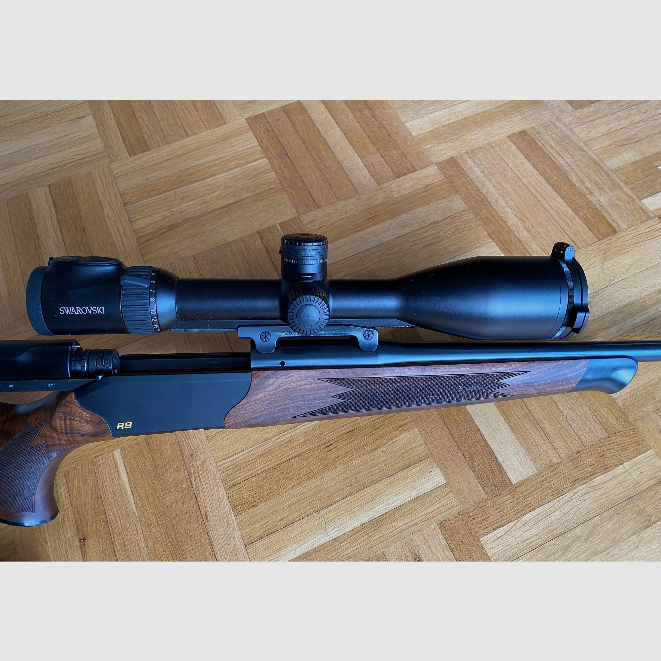 Blaser R8 Holz Standard mit Swarovski Z8i 2,3-18x56
