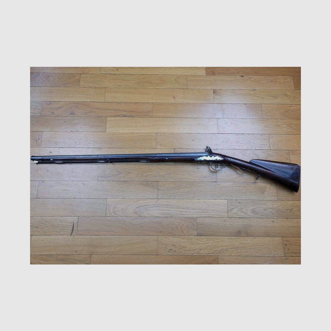 Splendido fucile a pietra per bambini – fabbricazione XVIII secolo Luigi XIV – 1715 – Finiture in argento – Lavoro di oreficeria – Funzionamento impeccabile – Arma di lusso – Stato eccezionale e grande rarità – TBE +, immagine 36 di 49