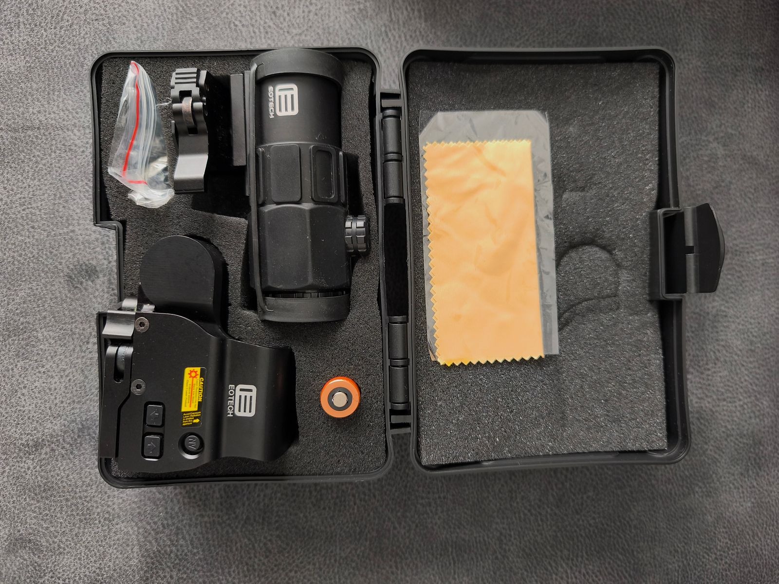 Red dot sight with foldable magnifying glass