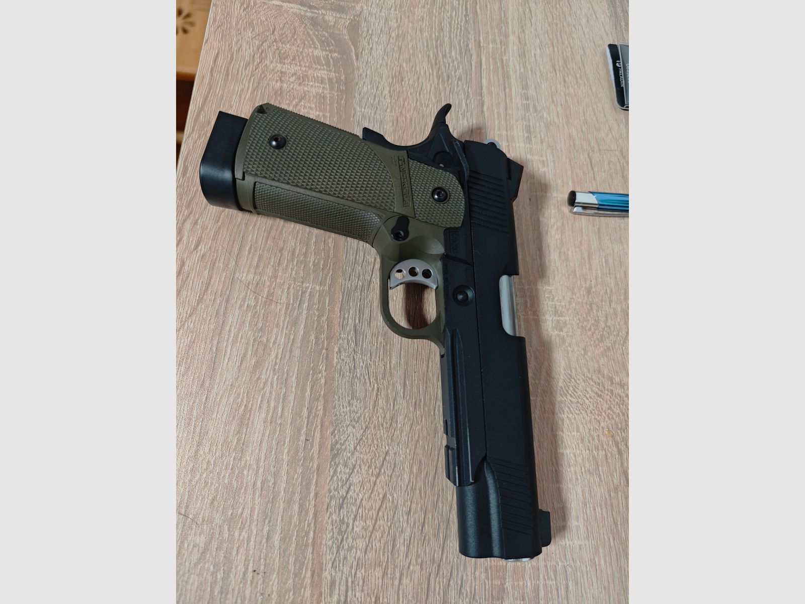 Airsoft pistol CO2