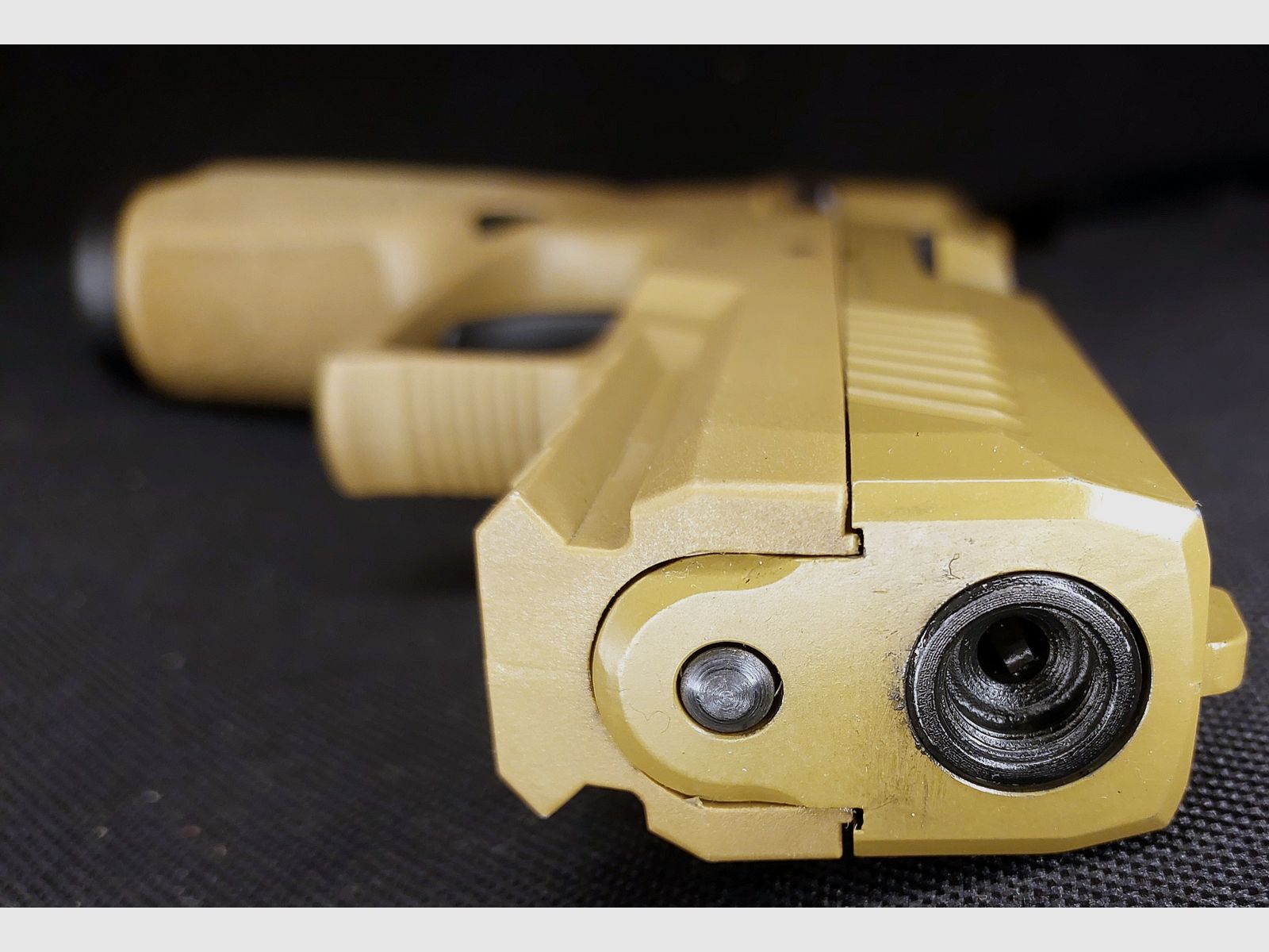 Pistolet d'alarme Sig Sauer P320 au calibre 9 mm P.A.K. dans la variante de couleur Tan / Terre sombre. (PTB 1038)