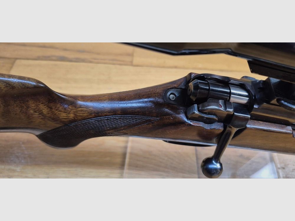 Très belle Carabine de chasse Krico 700 Jagdmatch — Cal .222 Rem — Fabrication Kriegeskorte à Stuttgart — Stetcher à l&rsquo;allemande — Lunette Hensoldt Wetzlar Diatal 4X32 sur montage tourelle 100% acier — Très beau bois de noyer grade élevé — Excellente mécanique — Excellente détente — Très beau canon quasi neuf – TBE/TBE+, image 19 sur 38