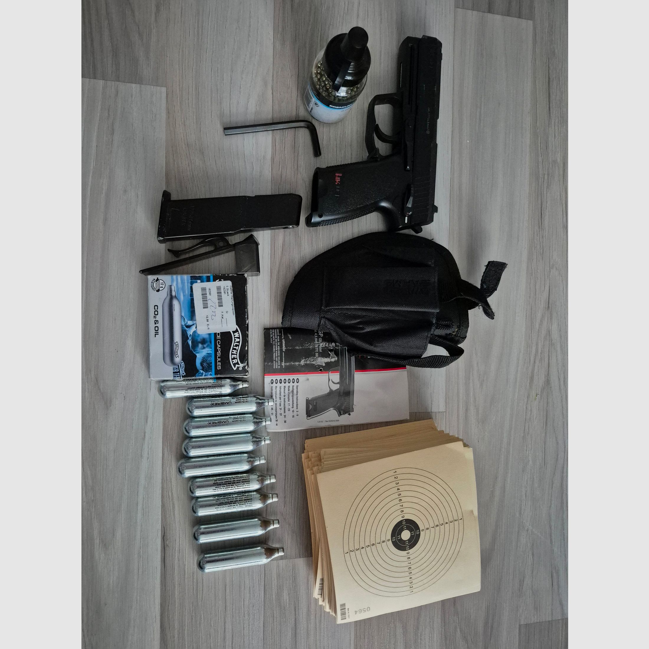 Heckler und Koch USP CO2 with accessories