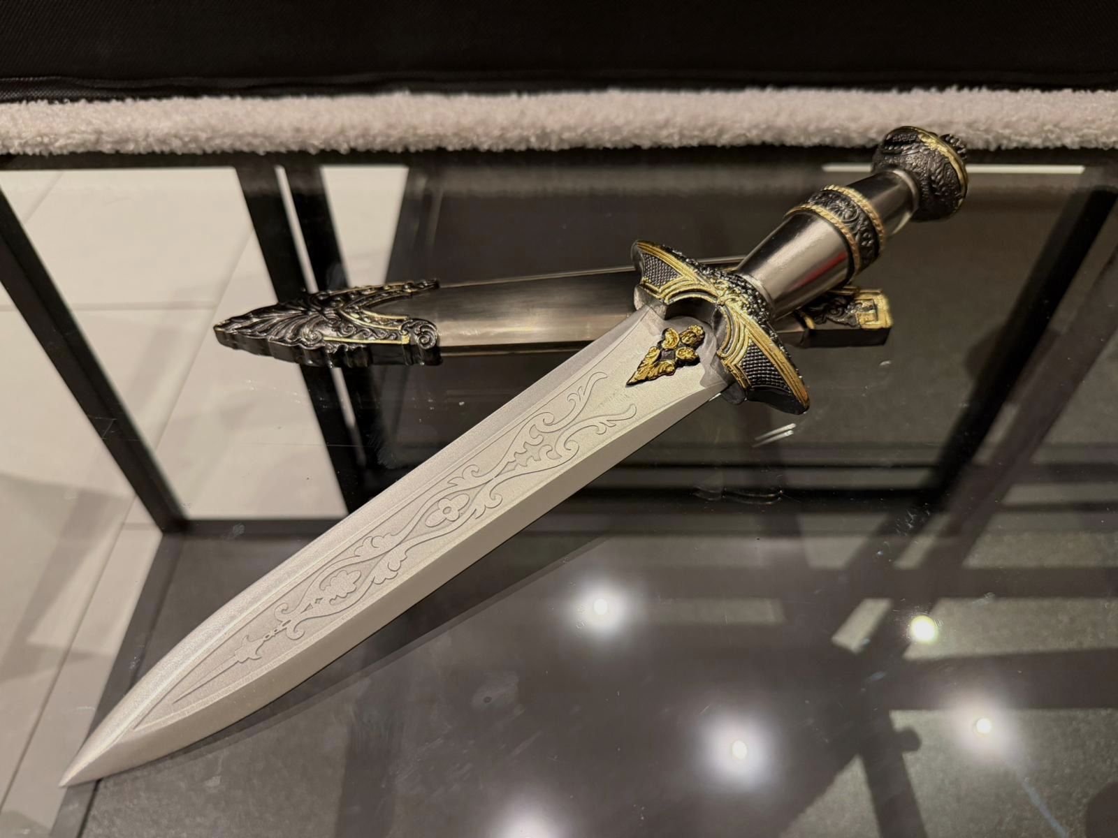 Dekorativer Zierdolch mit reich verzierter Scheide – Mittelalter / Fantasy-Stil