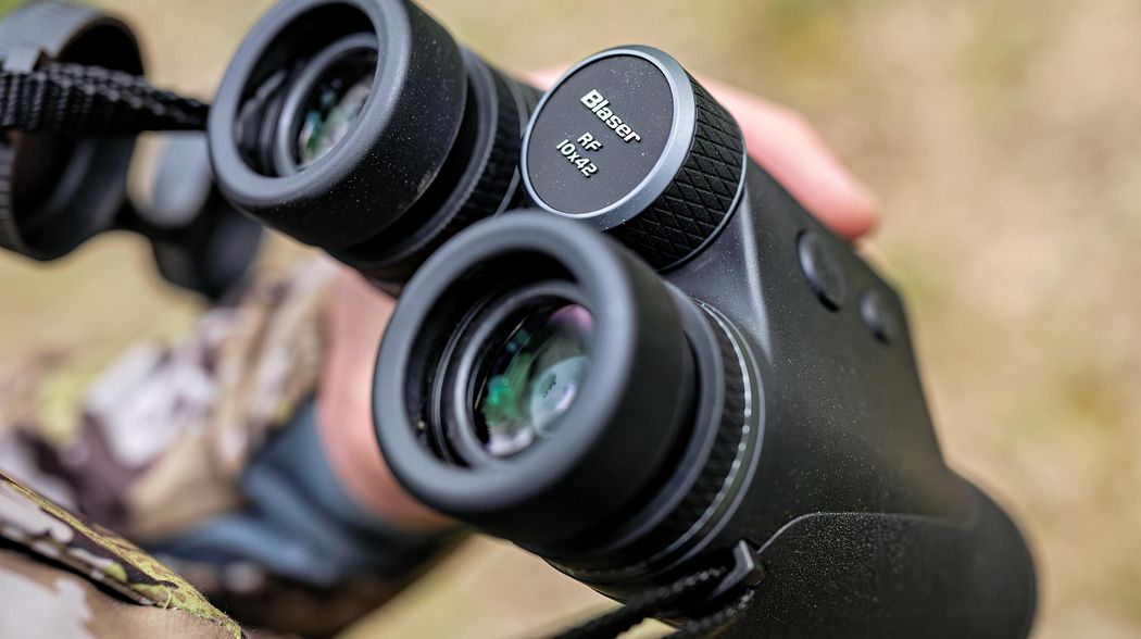 Blaser RF 8x32 & 10x42 – Kompakte Rangefinder-Ferngläser im Praxischeck