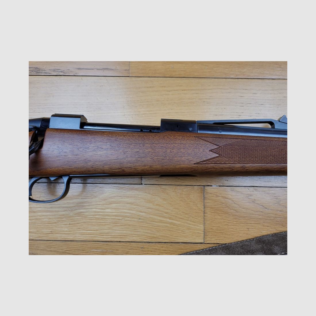 Tikka M65 Büchse – 300Win Mag – Wunderschöner Nussbaum – zweites Visier – Gewehrriemen – 2 Magazine! Neu!, Bild 6 von 28