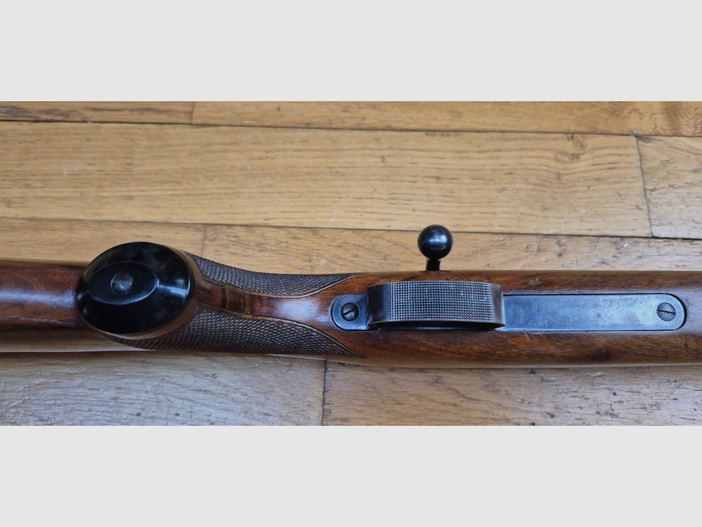 Sehr schöne Wettbewerbsbüchse Mauser ES350 B – III. Reich – Modell Meisterschaftsbüchse – 22LR – Anfängerwaffe 1936 – Mono-Nummer – Premium Lauf – Ein Sprung an der Spitze des Schaftes, aber insgesamt in ausgezeichnetem Zustand, fast neu – TBE, Bild 11 von 35