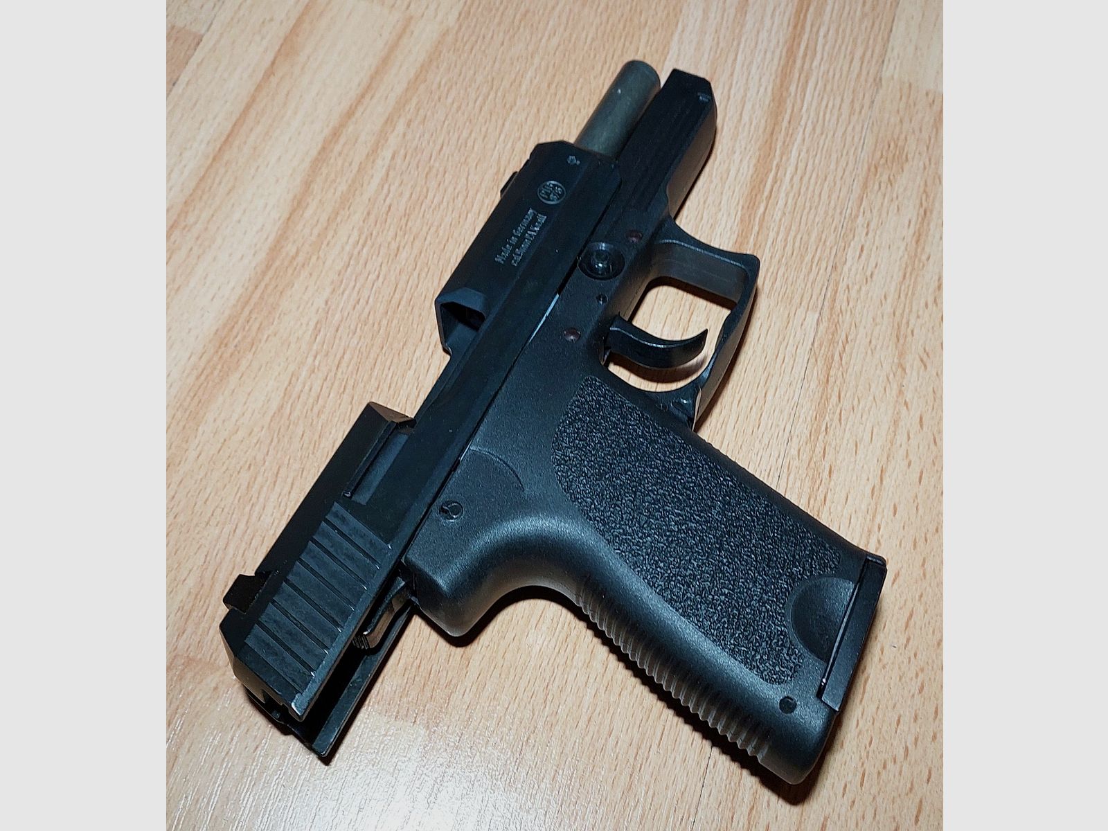 ME IWG SP 15 Kompakte Schreckschuss Pistole brüniert 9mm P.A.K. (876) mit 2 Magazinen