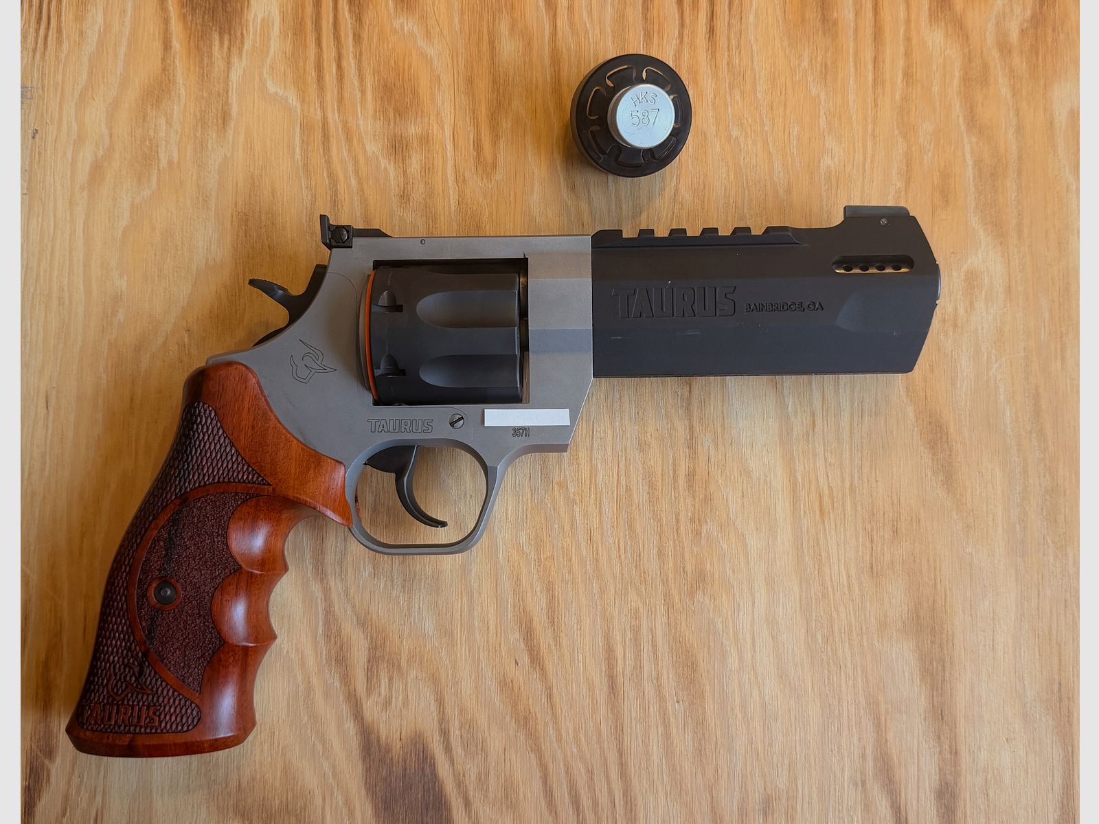 Taurus Raging Hunter .357 Mag. / .38 Spec. – Faible performance de tir, y compris Jetloader et poignées en bois, couleur DuoTone, longueur de canon de 5 1/8.