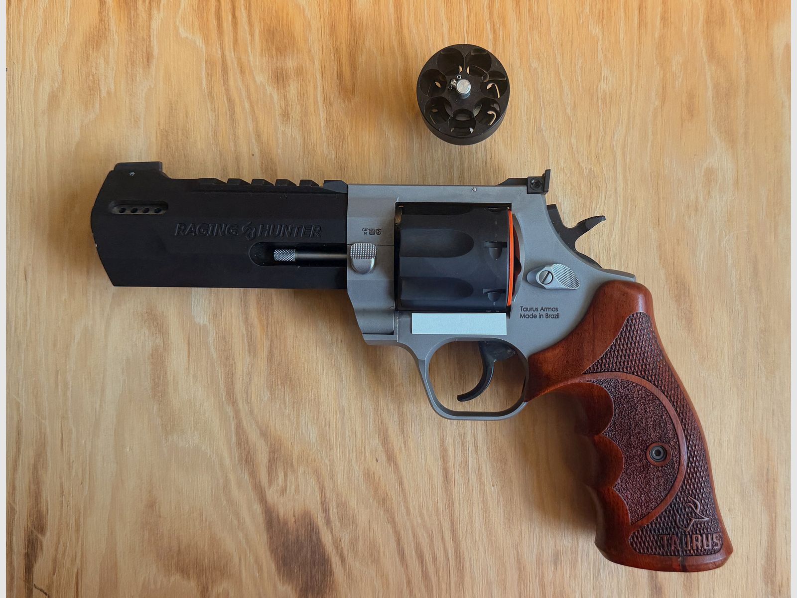 Taurus Raging Hunter .357 Mag. / .38 Spec. – Faible performance de tir, y compris Jetloader et poignées en bois, couleur DuoTone, longueur de canon de 5 1/8.