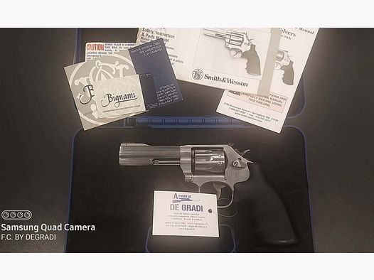 SMITH & WESSON MODEL 617-6 CALIBRO 22 LR