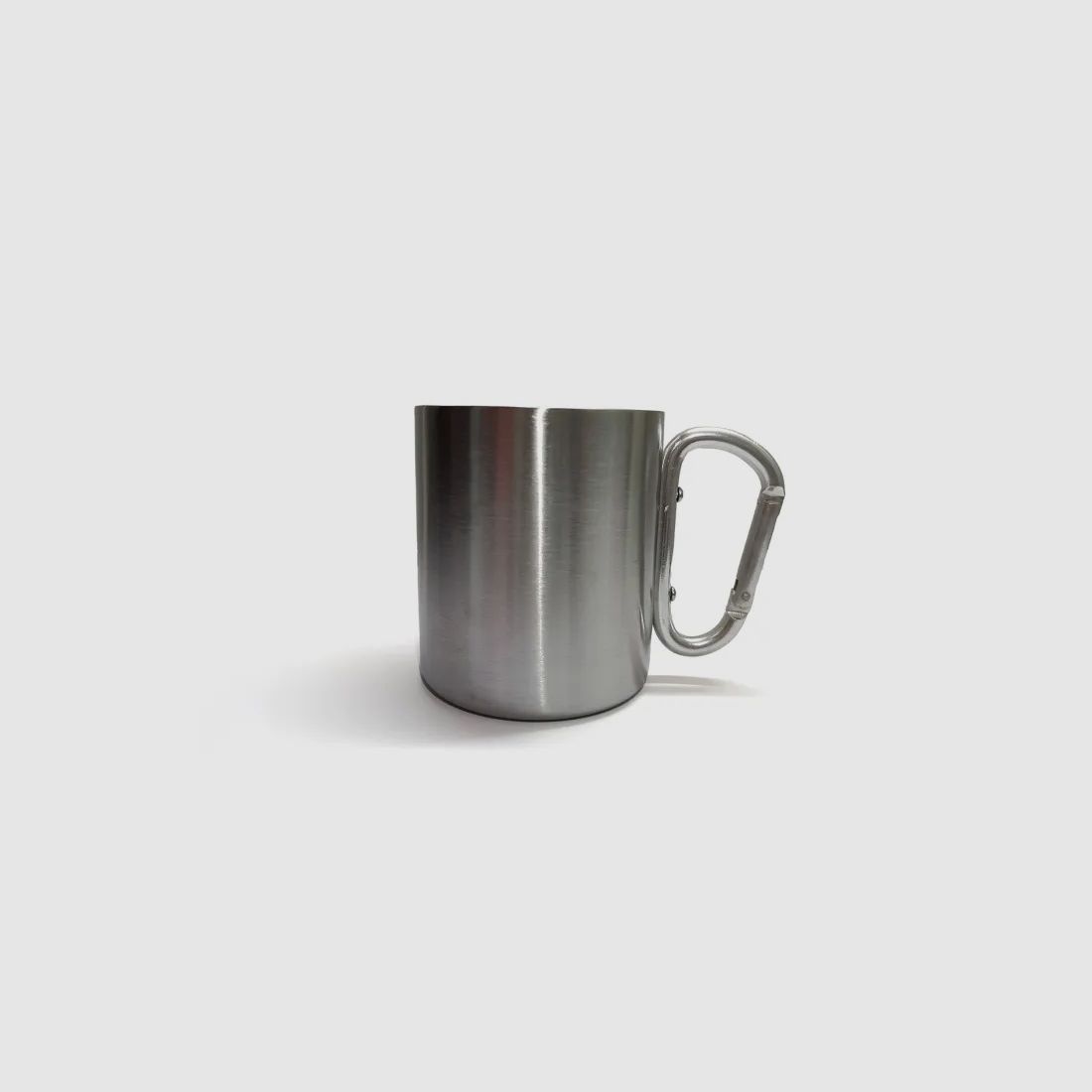 Doppelwandiger Edelstahlbecher mit silbernem Karabinergriff
