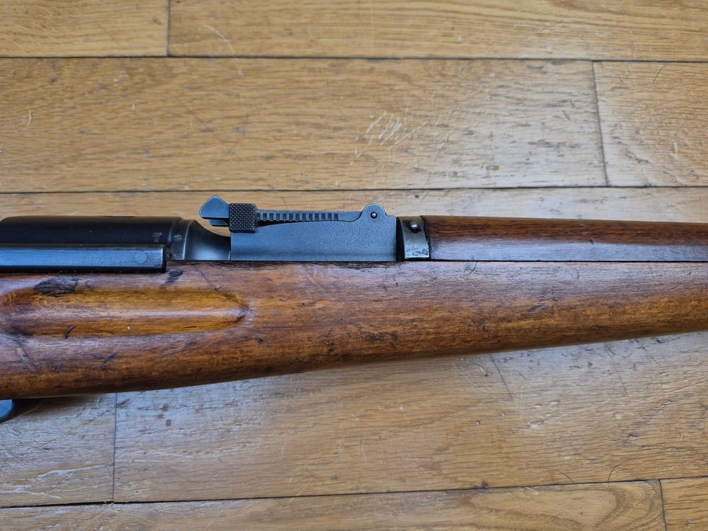Schöner Schweizer Karabiner K31 - Original Kal. 7.5×55 - Sehr schöner Buchen-Schaft - Ultra weiche und klare Mechanik - Exzellenter Abzug - Sehr schöner Lauf - 100% einheitliche Seriennummer - Prüfbescheinigung vorhanden - Riemen + Laufabdeckung + 1 Clip als Bonus! - Die Schweizer Qualität - TBE+, Bild 23 von 25