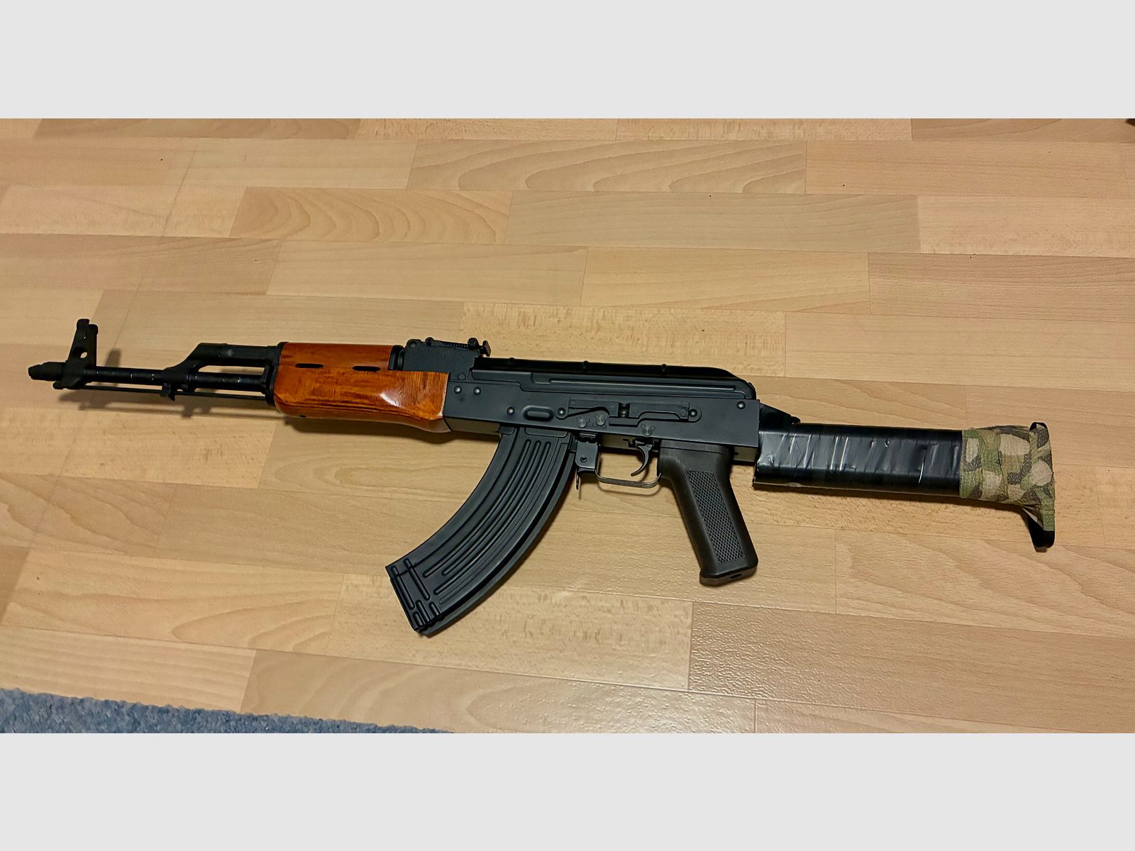 BEGADI AKM GEN-5 SPORT S-AEG Airsoft Softair + 8 Magazine / 11V Akkus, Ladegerät, BBs