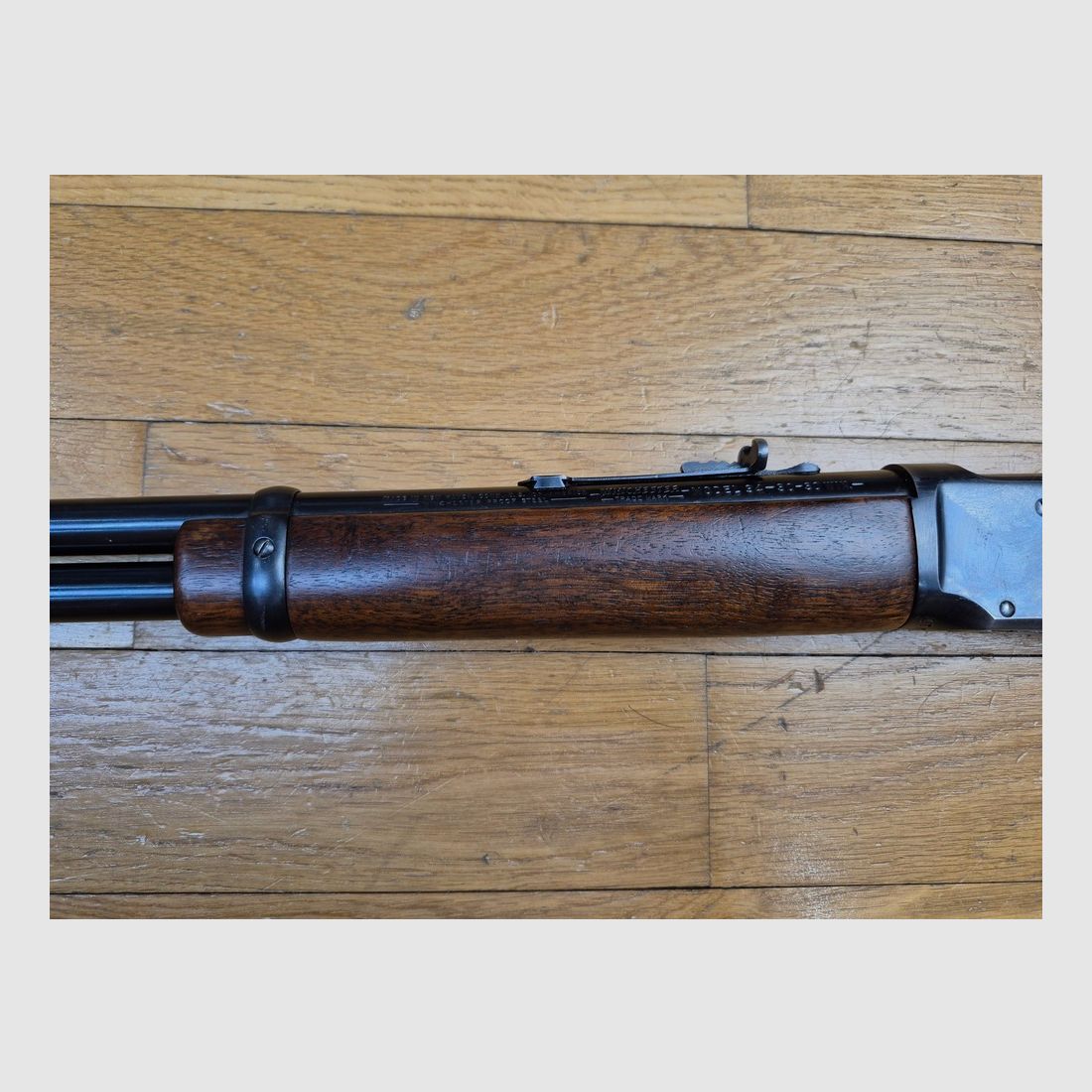 Splendida Winchester 94 – Fabbricazione eccezionale pre-1964 – Cal. .30.30 Win – Vera fabbricazione New Heaven Made in USA – Legno superbo con grana fine – Brunitura originale impeccabile – Mirino coccodrillo in acciaio forgiato (e non stampato) – Meccanica extra fluida – Gioco minimo – Canne sublime – Il top di Winchester in condizioni museali!, immagine 20 di 21