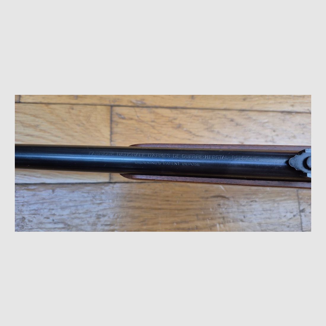 Zeer mooie en zeer aangename semi-automatische geweer Browning SA-22 "Smokeless" – Kal. .22LR – Kwaliteitsfabricage FN Herstal – Take down model – 10 schoten – Zeer goede esthetische en mechanische staat – "Nickel" loop – Een van de meest leuke en zeer nauwkeurige vuurwapens – TBE+, afbeelding 1 van 30