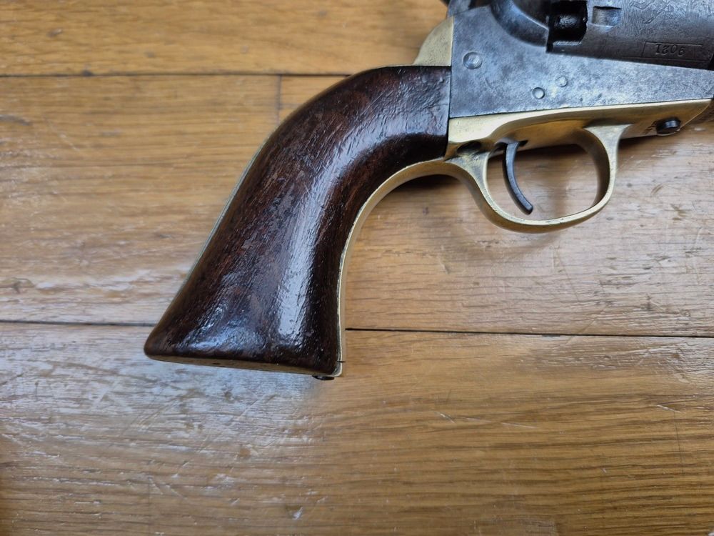 Mooie Colt Pocket 1849 origineel – Kal. .31 – Vuurwapen uit 1856 – In Engelse koffer met tijdsgebonden accessoires – Mooie kolf en gelijkmatige patina – Goede mechanica – Loop en kamers zeer schoon – Mooi samenhangend geheel uit de Goudkoorts – BE+, afbeelding 18 van 20