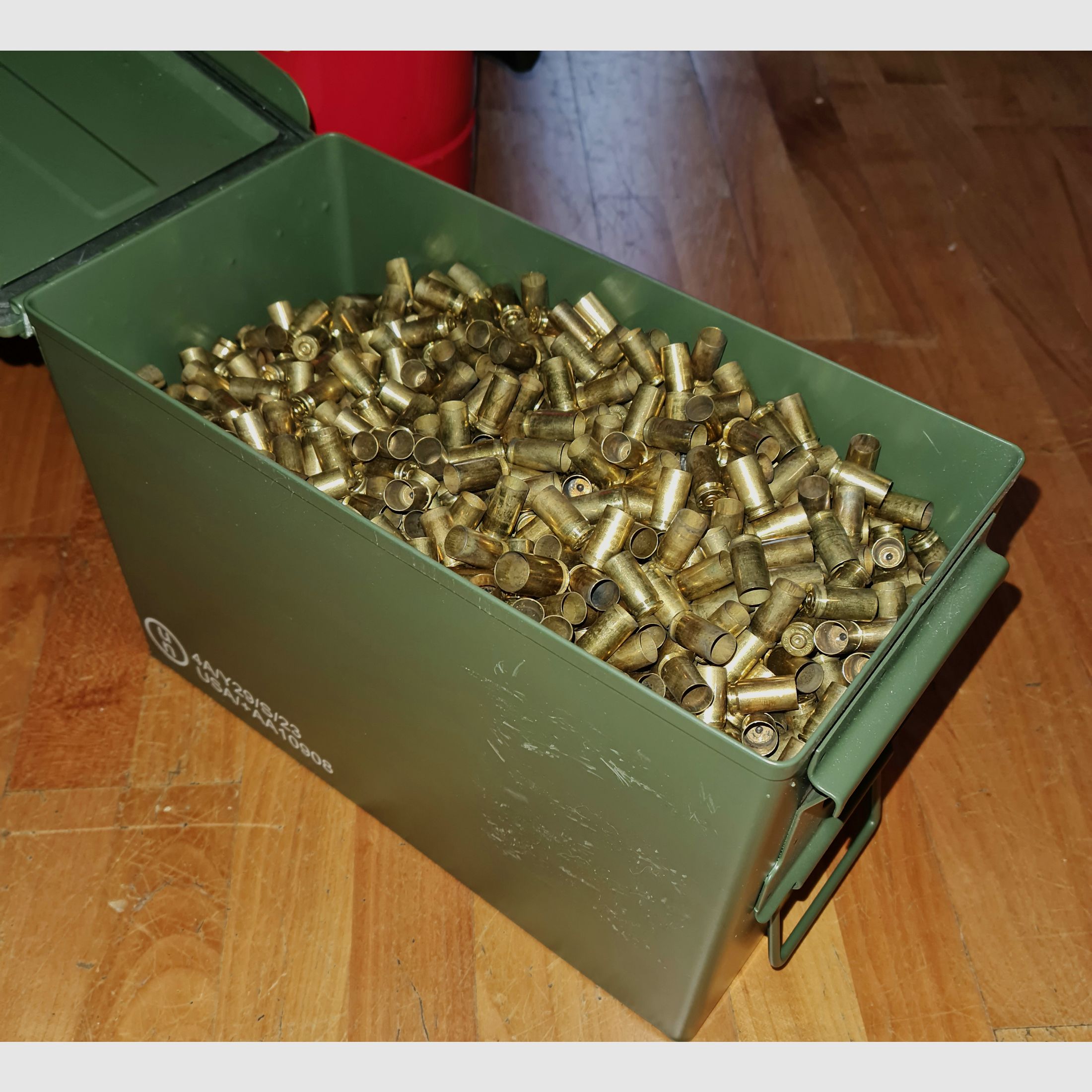 Pełna skrzynka amunicji 9mm