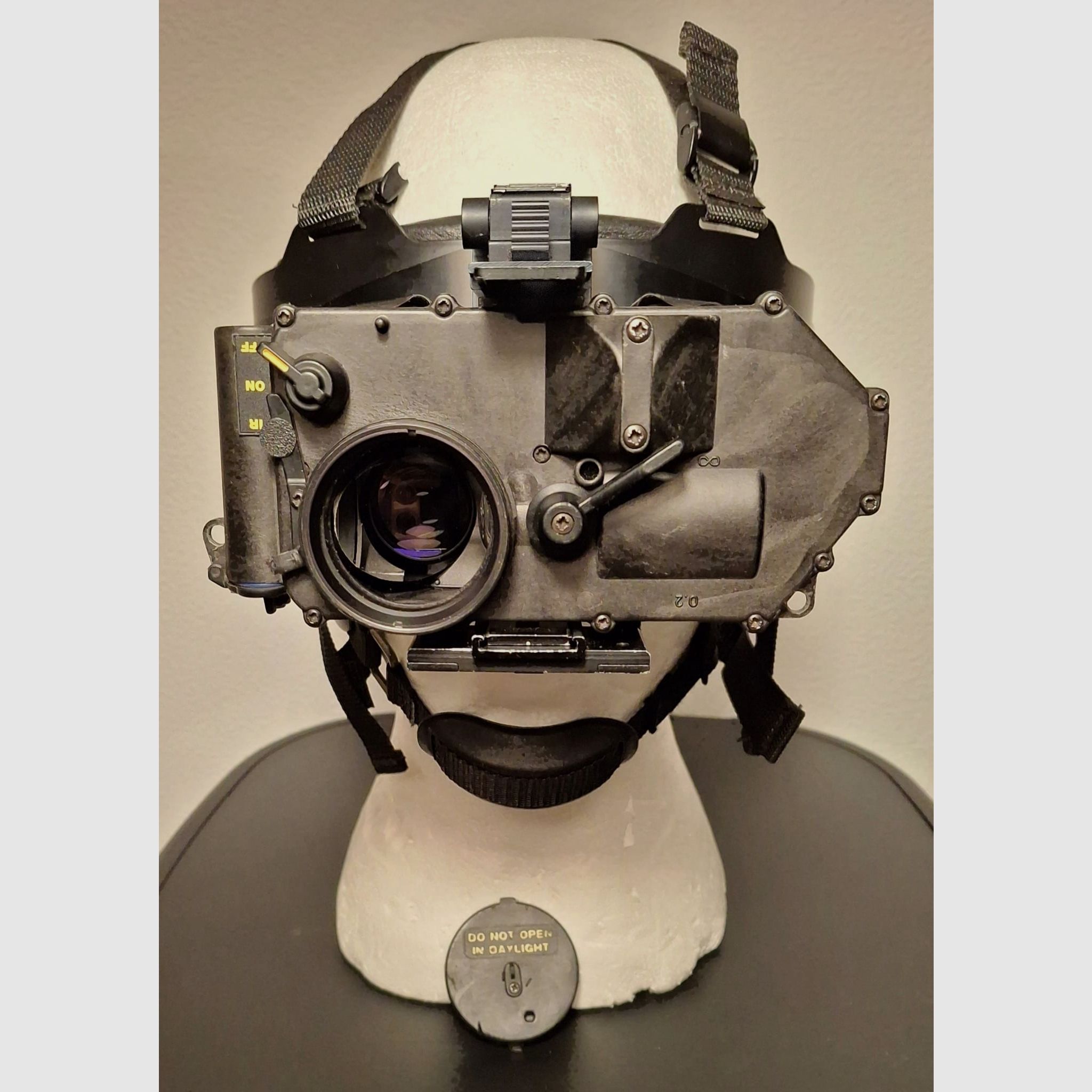 Night vision device residual light amplifier with helmet mount and carrying cap, so for wearing without a helmet