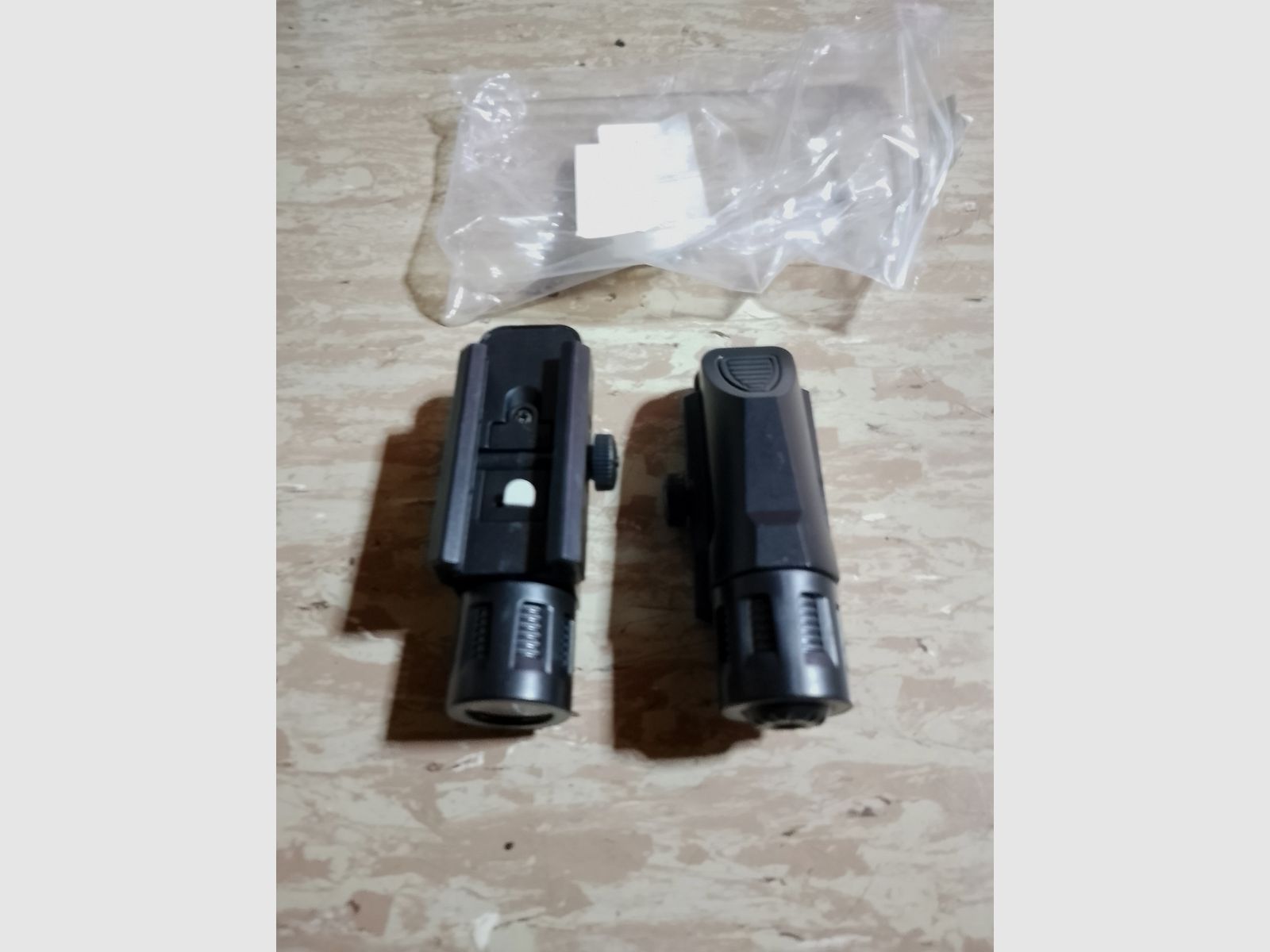Tactical Taschenlampe Flashlight und Red DOT Laser für picatinny 20mm Set schwarz inklusive Batterien neu Airsoft Softair 