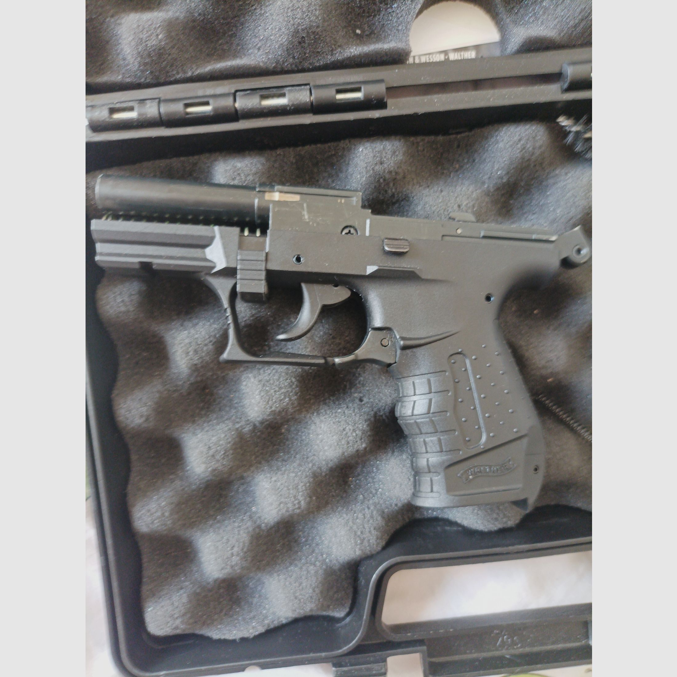 P22 Schreckschuss prêt avec 50 cartouches à blanc