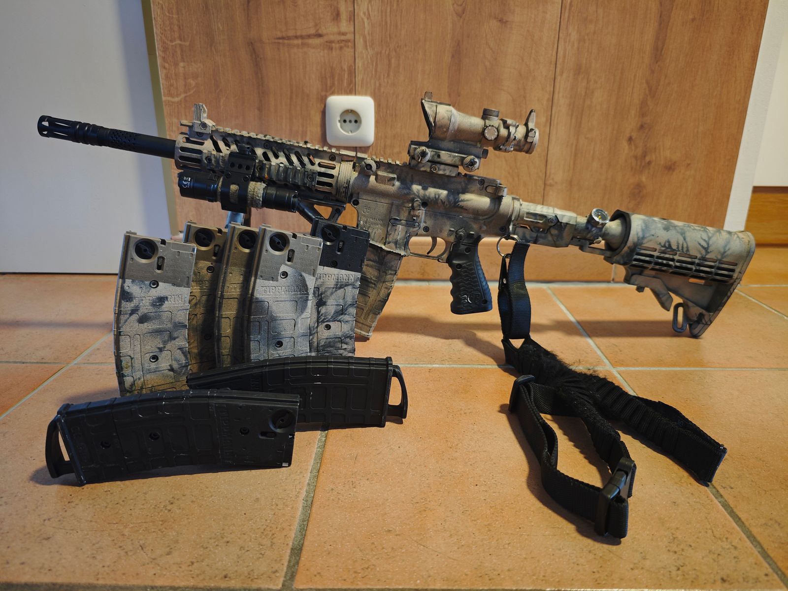 Tippmann TMC Camo z 8 magazynami i akcesoriami