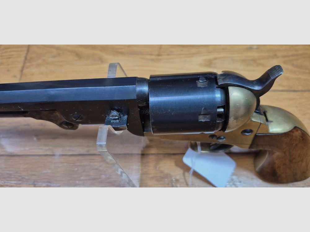 Schöner Revolver Colt 1851 Navy — Kal. .36 Schwarzpulver — Herstellung Armi San Paolo (Logo „DGG“) und gekennzeichnet Euroarms — Waffe von 1969 — 100 % Brünierung — Sehr guter ästhetischer und mechanischer Zustand — Sehr schöner Lauf — TBE/TBE+, Bild 17 von 25