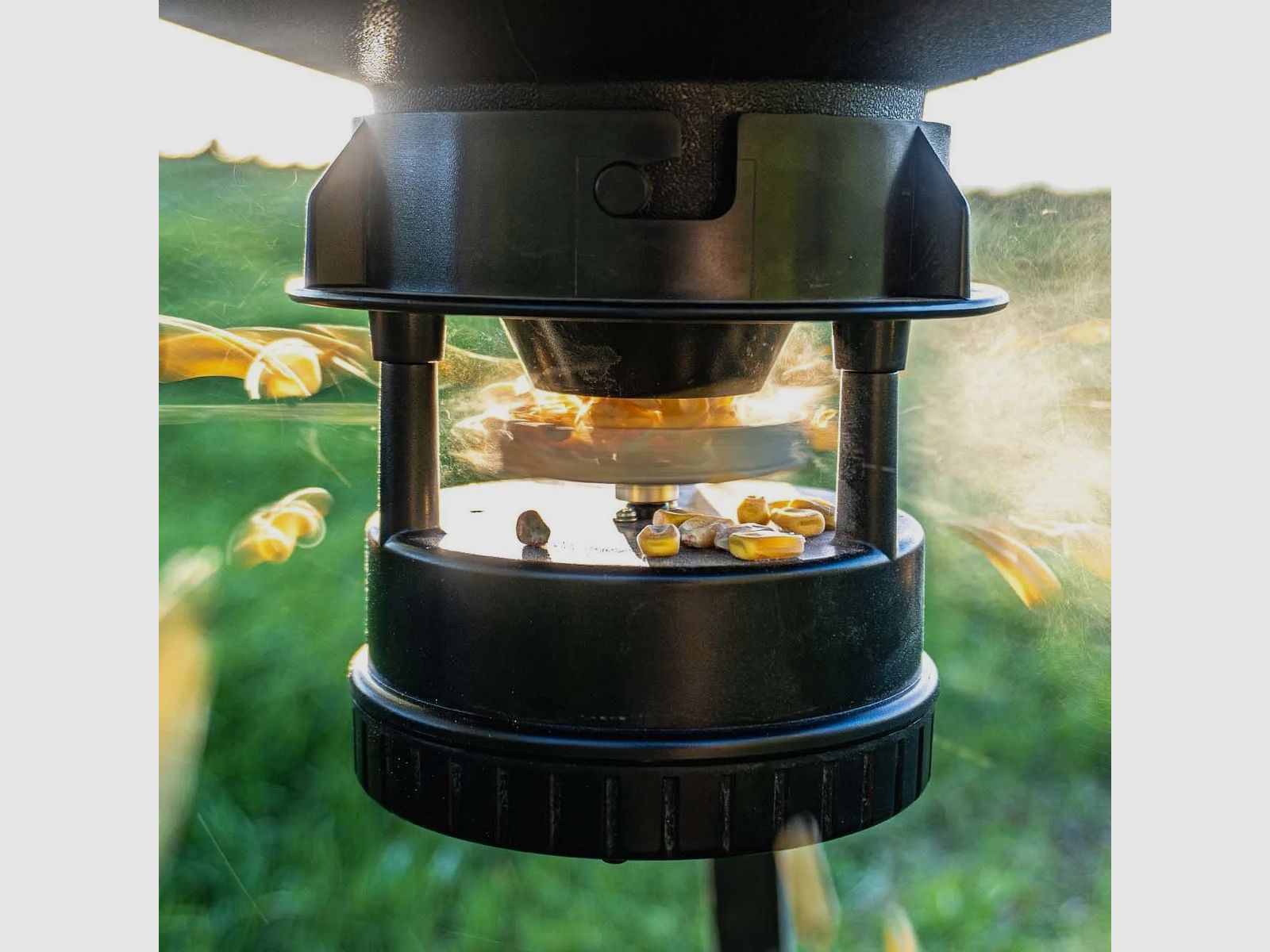 MOULTRIE All-in-one II Bluetooth Mini distributeur automatique de nourriture avec 4 horaires de nourrissage par jour, réglables via l’écran ou l’application Moultrie, image 5 sur 11