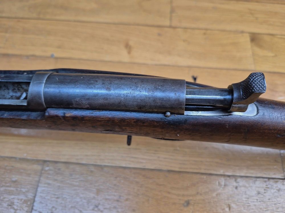 Nieodnaleziony rosyjski karabin regulacyjny Berdan Nr. 1 Model 1868 – Kal. 4,2 Linii – Ekstremalnie rzadkie wyprodukowane przez Colt Hartford w latach 1869/70 – Tylko 30 000 broni – Punkt wyjścia dla całego nowoczesnego uzbrojenia rosyjskiego – Orzechowe drewno TBE – Doskonała nienauszona mechanika – Piękne brązowienie i marmoryzacja w zamku – Wspaniały luf – Doskonały stan ogólny – Jedna z największych rzadkości regulacyjnego uzbrojenia XIX wieku – TBE++!, zdjęcie 21 z 39