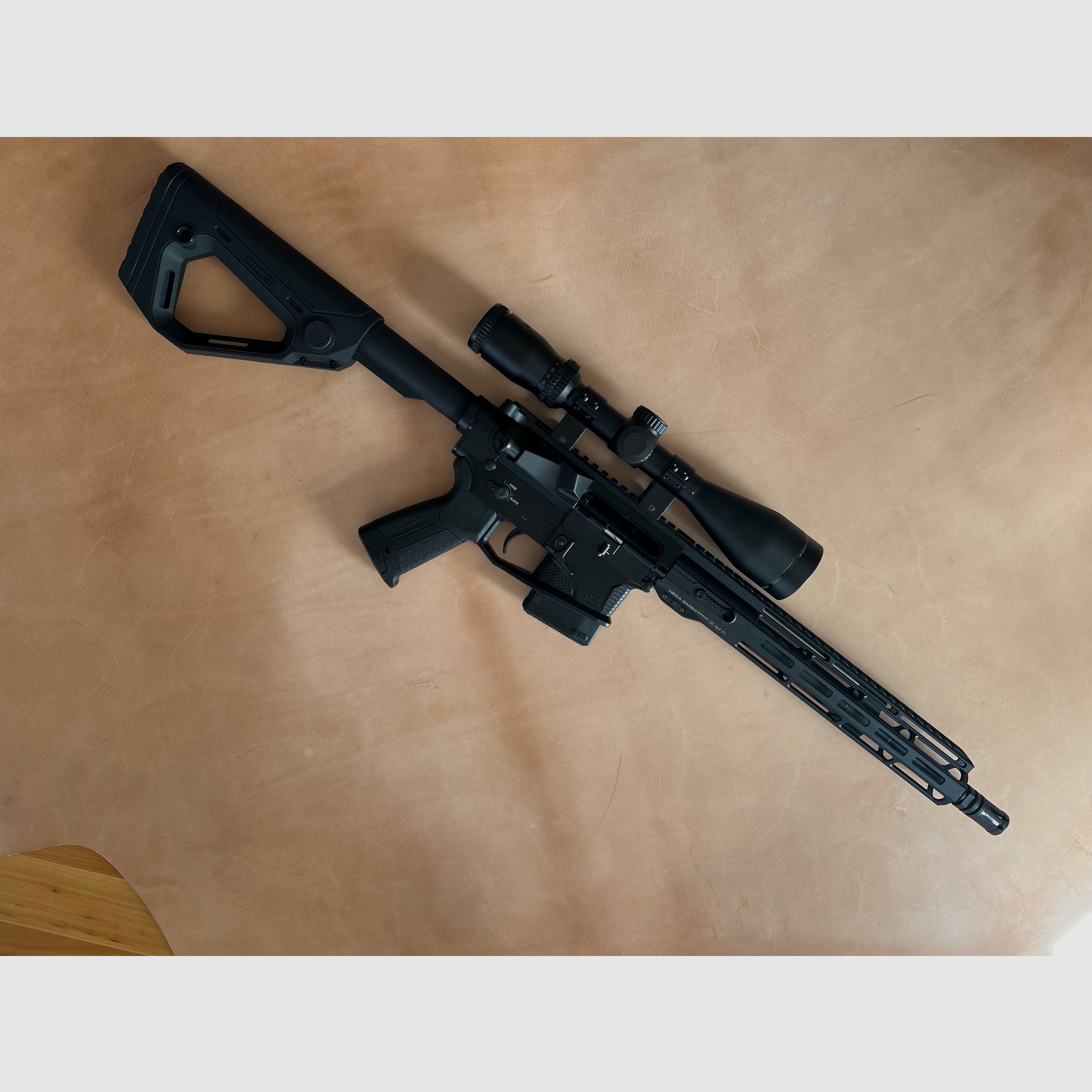Hera Arms AR15 mit Glas und Zubehör