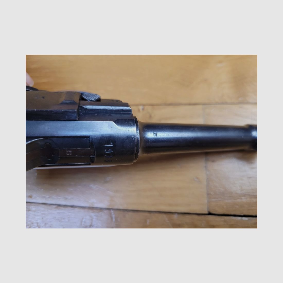 Außergewöhnliche Luger P08 Kriegsmarine Pistole – Weniger als 3900 Exemplare – Mauser S/42 Fertigung von 1938 – Kriegsmarine Holster und Originalschlüssel – Sehr seltenes Set in perfektem Zustand!, Bild 31 von 42
