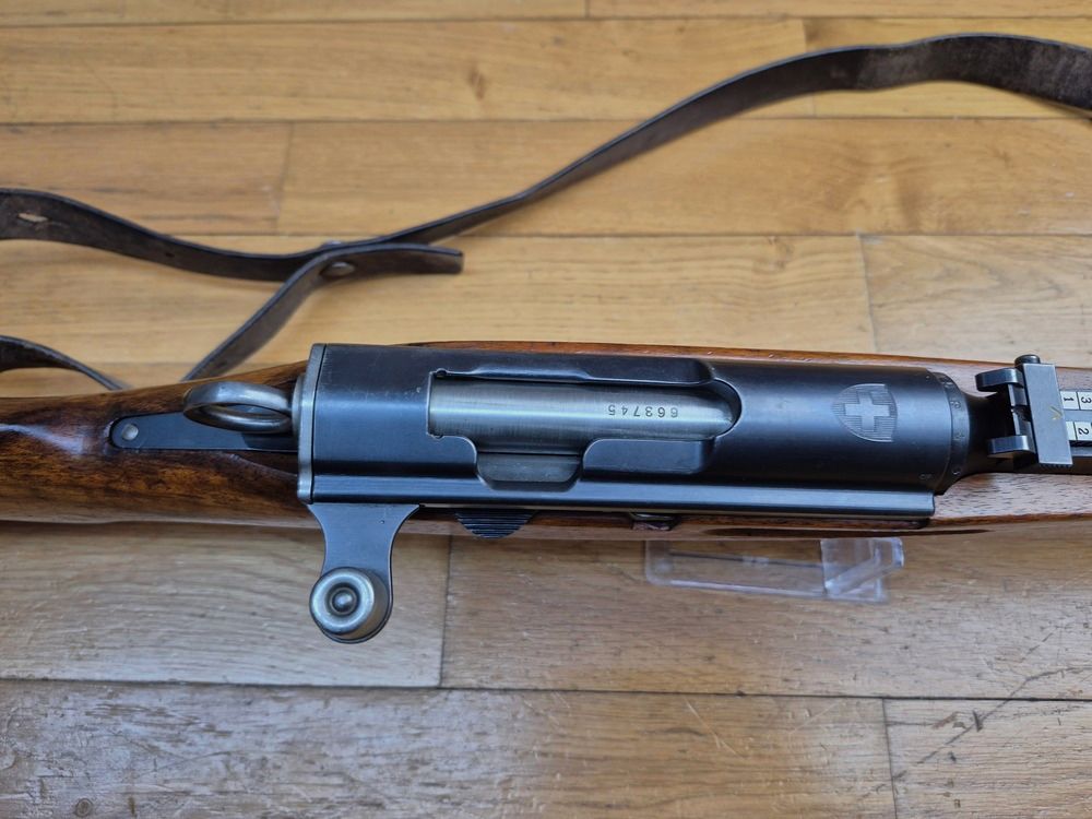 Schöner K31-Mosqueton - Kal. 7.5×55 - Sehr schöner Nussbaum-Schaft - Ultra weiche und klare Mechanik - Exzellenter Abzug - Sehr schöner Lauf - 100% einheitliche Seriennummer - Prüfungszertifikat vorhanden - Riemen, Laufabdeckung und 2 Clips als Bonus! - Die Schweizer Qualität - TBE+, Bild 16 von 30