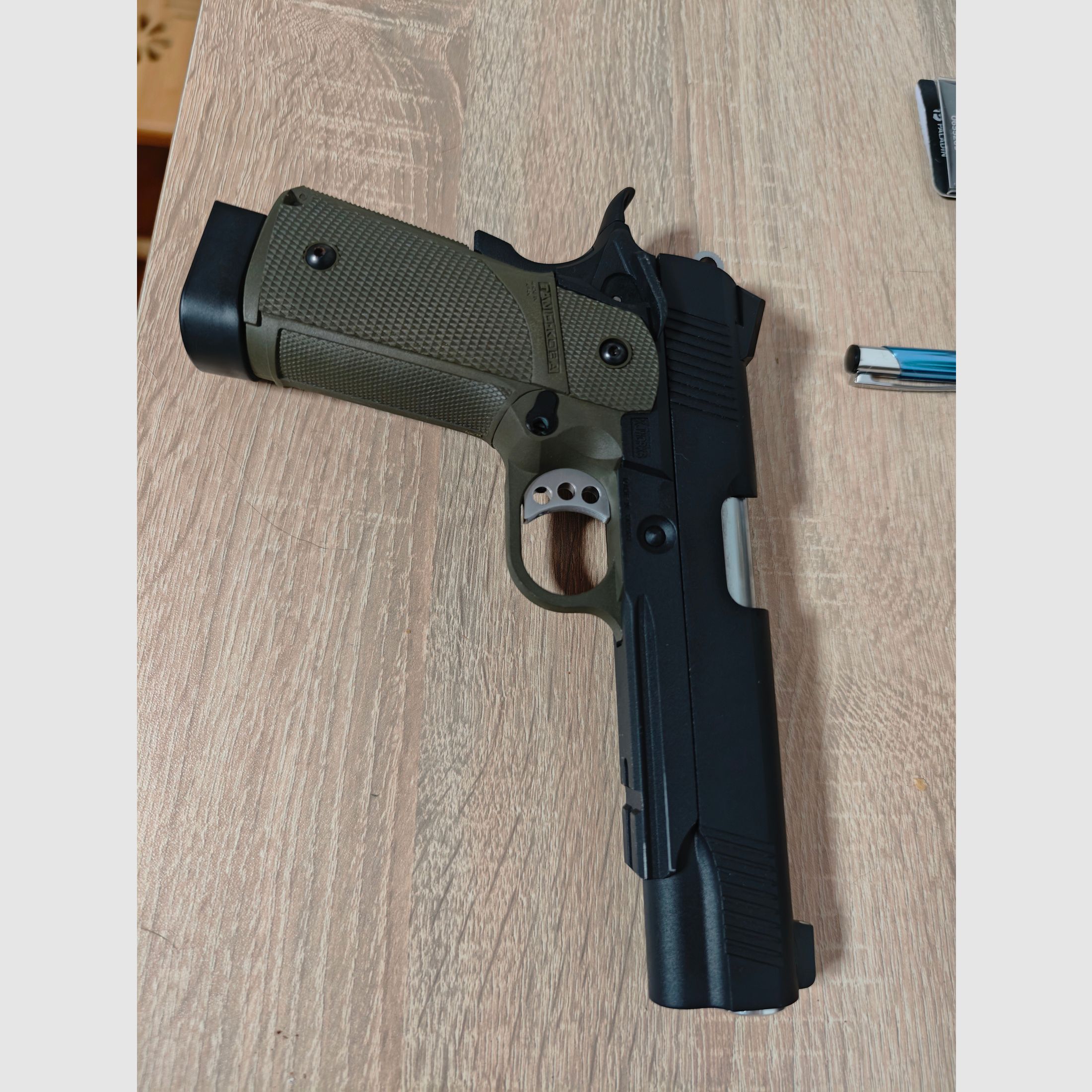 Airsoft pistol CO2