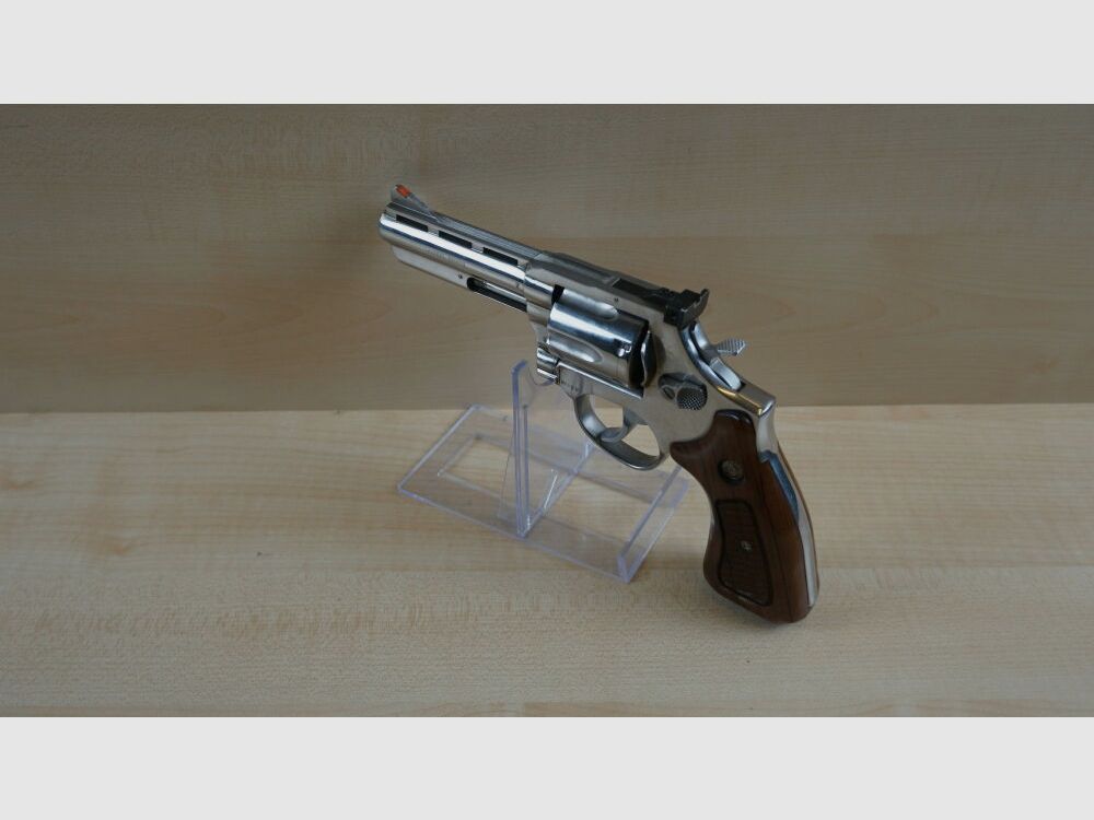 Taurus 689