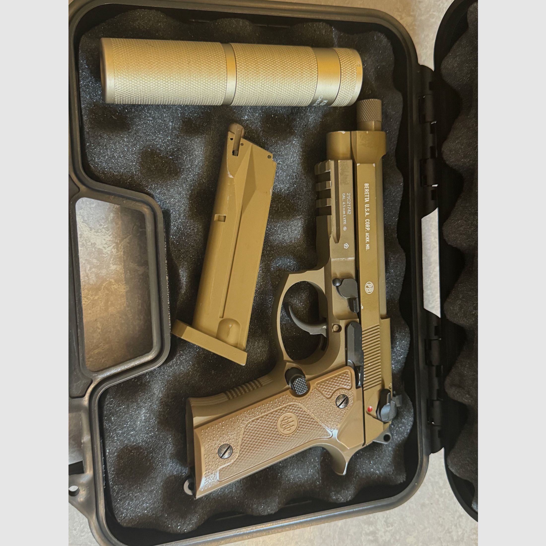 Beretta M9A3 CO2 Luftpistole Kal. 4,5 mm BB FDE Vollmetall inkl. Schalldämpfer-Dummy Und Koffer