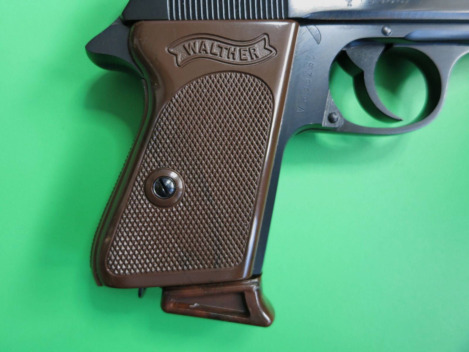 Pistola semiautomatica, Walther PPK, cal. 9 mm corto, impugnature marroni, come nuova       #82