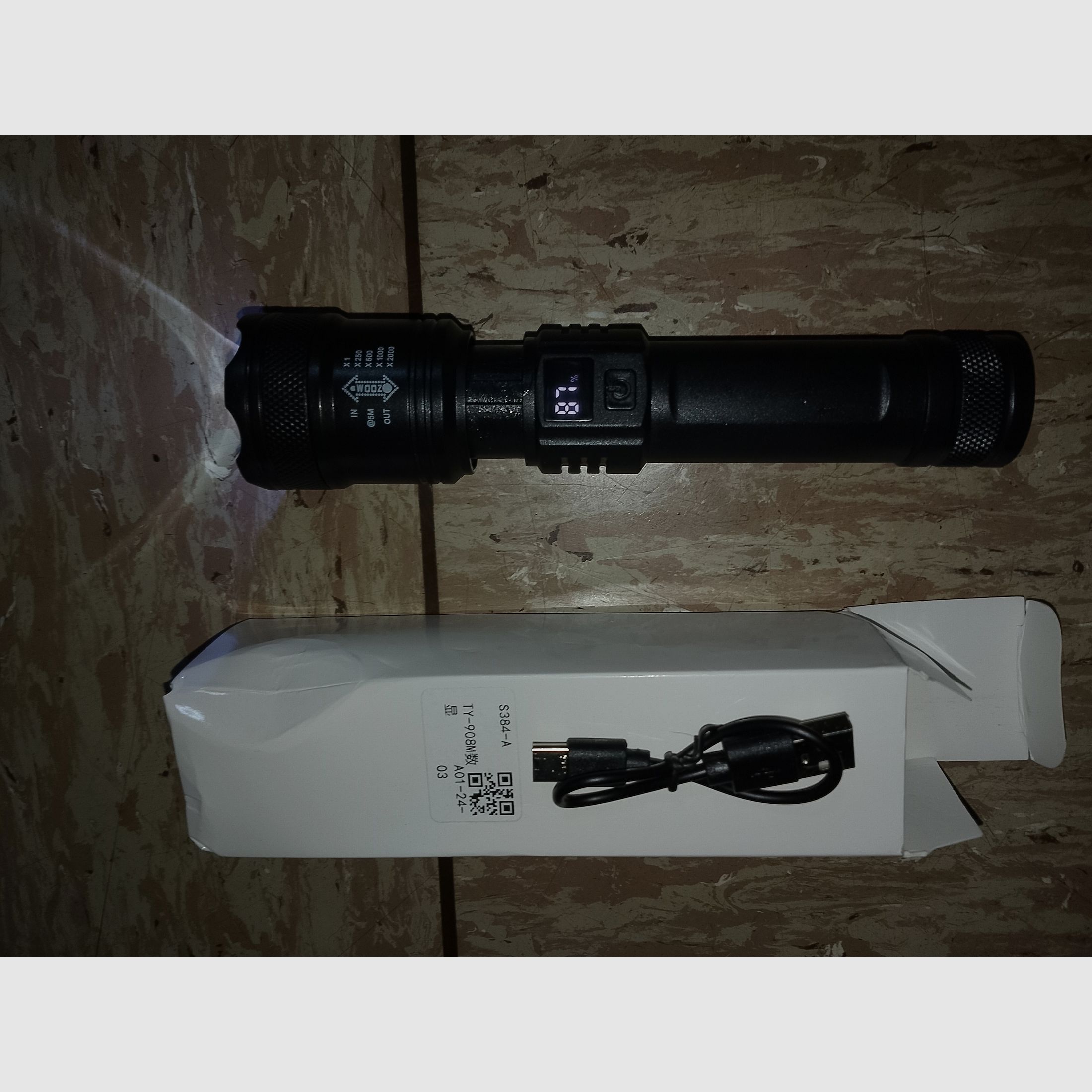 Flashlight Taschenlampe Zoom Strobo funktion Akkustand digital aufladen USB Helligkeit regelbar 