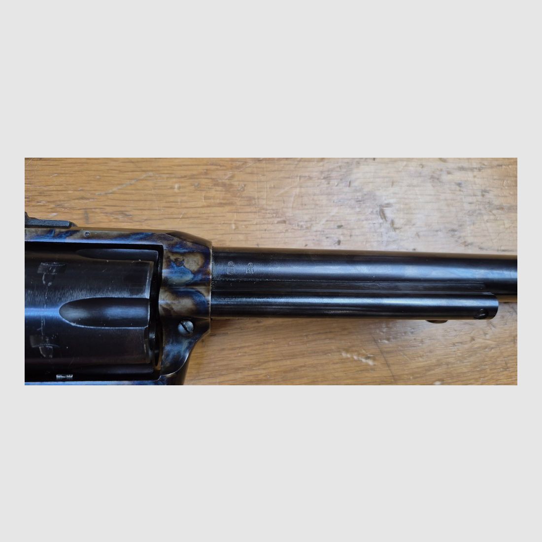 Très beau et peu courant Révolver 1873 « AMERICAN BUNTLINE » – Cal. .44 WCF (.44-40) – Canon 18&Prime; (46 cm !) – Crosse amovible bois et laiton – Fabrication Uberti de 1972 – Mécanique impeccable – Très bel état esthétique – TBE/TBE+, image 6 sur 39