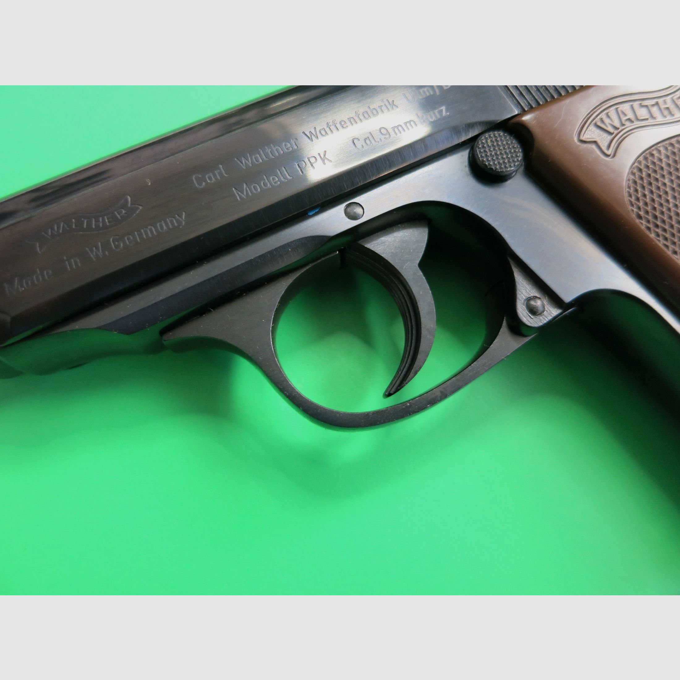 Pistola semiautomatica, Walther PPK, cal. 9 mm corto, impugnature marroni, come nuova       #82