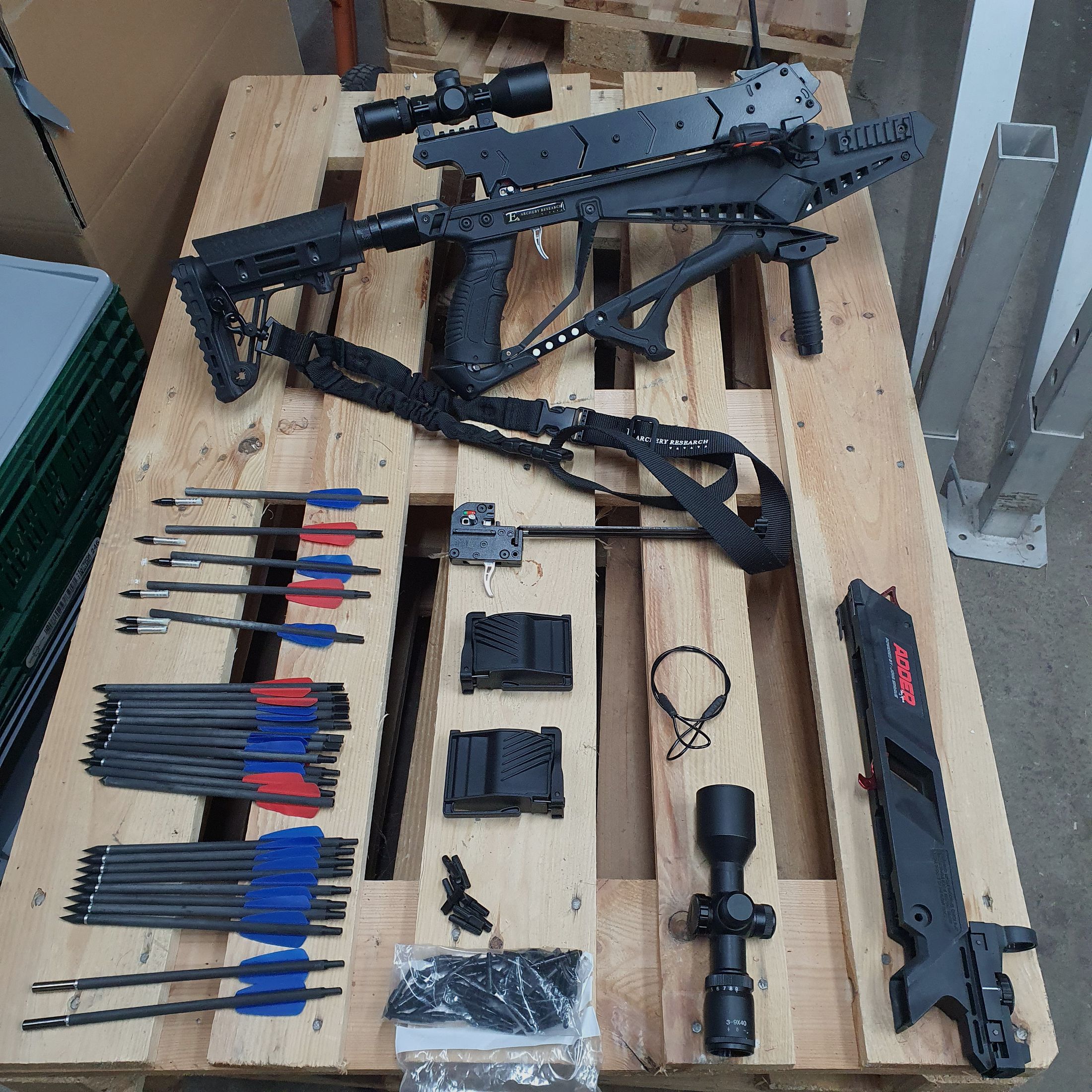Taktische Repetierarmbrust Cobra Adder, 130 lbs, 7 Schuss Magazin und viel Zubehör.