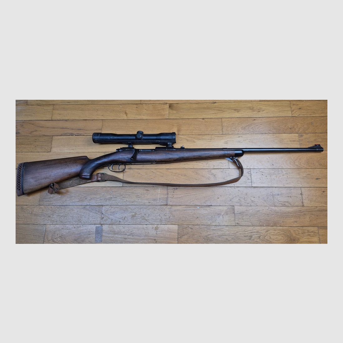 Belle carabine Steyr Mannlicher Schönauer — Modèle « GK » — Cal. 7×64 — Arme éprouvée en 1963 — Stecher à l&rsquo;allemande — Bon bois — Fût réparée et enturée après fracture mais parfaitement solide — Excellente mécanique — Très bon canon canon — Montage tourelle acier — Lunette Zeiss Diavari 1.5 – 6 x 42 — TBE hormis enture, image 2 sur 43