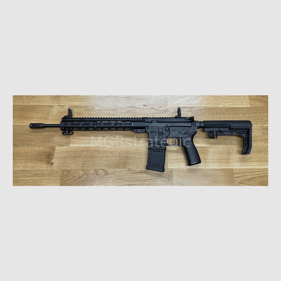 Windham Weaponry R16 Superlight - 2,64 kg - halbautom. Büchse .223Rem Gewicht ungeladen nur ca. 2,64 kg - SKU: R16SLSFSM - 16″ Superlight with Melonite QPQ Finish and A2 Flash Suppressor - 13" Windham M-Lok Handschutz System AR-15 AR15