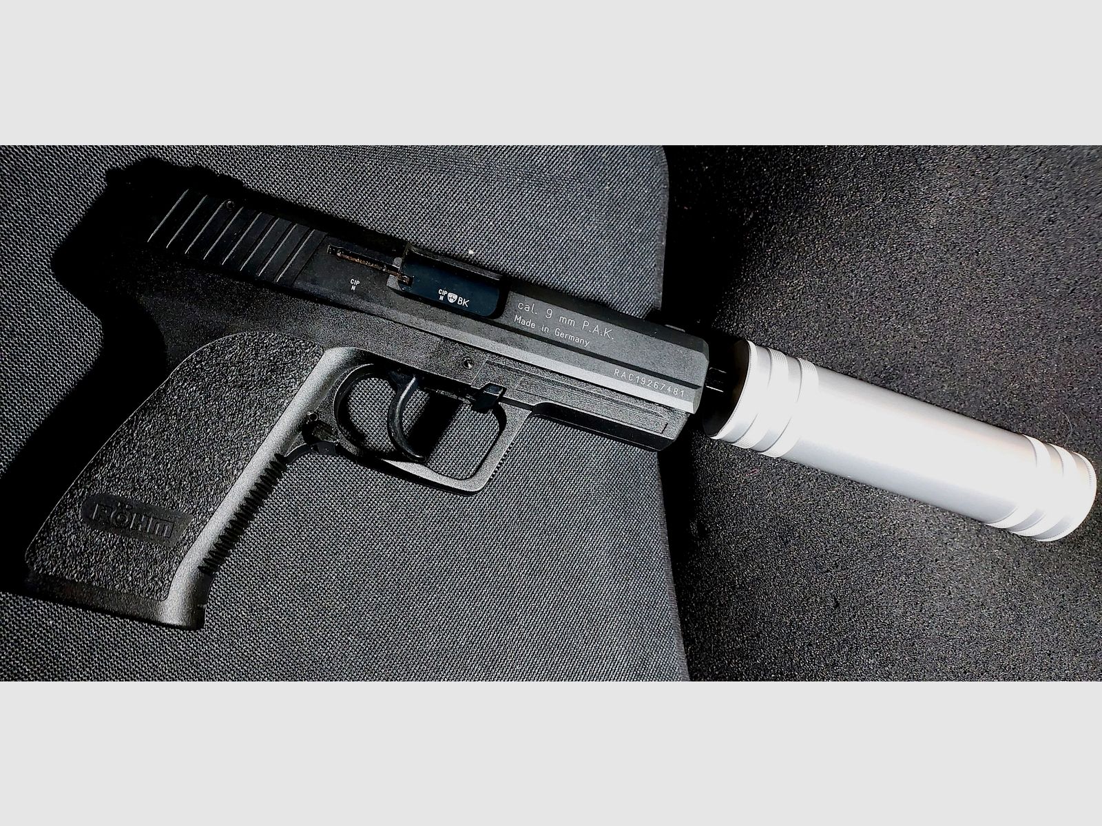 Pistolet alarmowy Röhm RG96, oksydowany (PTB 699) Zestaw RG 96 z tłumikiem, pomocą do ładowania i 2 magazynkami