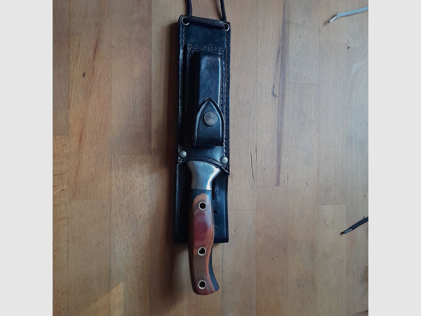Jagdmesser Stainless Steel 440 Nr.  37296 in schwarzer Lederscheide mit Schleifstein