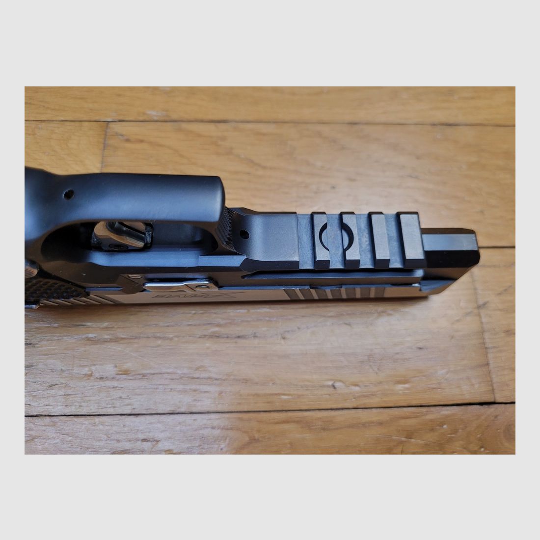 Exceptionnel Sig Sauer X Five « Black and White » – Cal. 9×19 – Fabrication du Mastershop Sig Sauer – Simple action uniquement – Départ prodigieux – 2 chargeurs 19 coups – Sûreté ambidextre – Plaquettes d&rsquo;origine + Armanov – Guidon fibre optique – Coffret outils documents – La Batmobile des armes de poing moderne ! – Occasion à l&rsquo;état véritable de Neuf absolu !, image 10 sur 30
